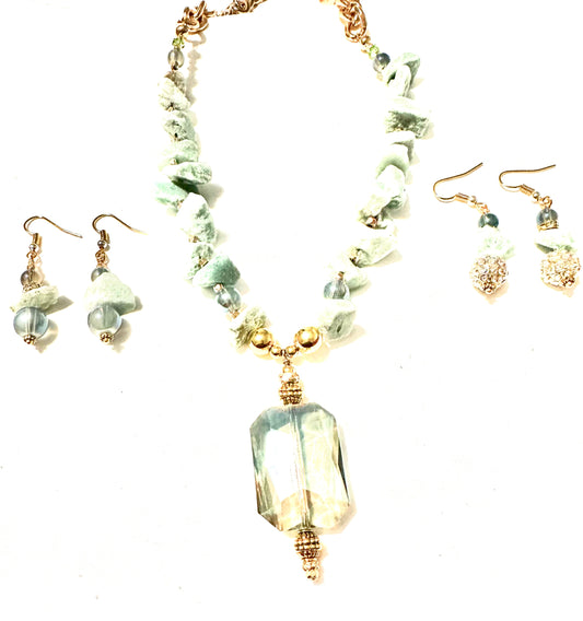 Green and gold semi precious stone necklace set
