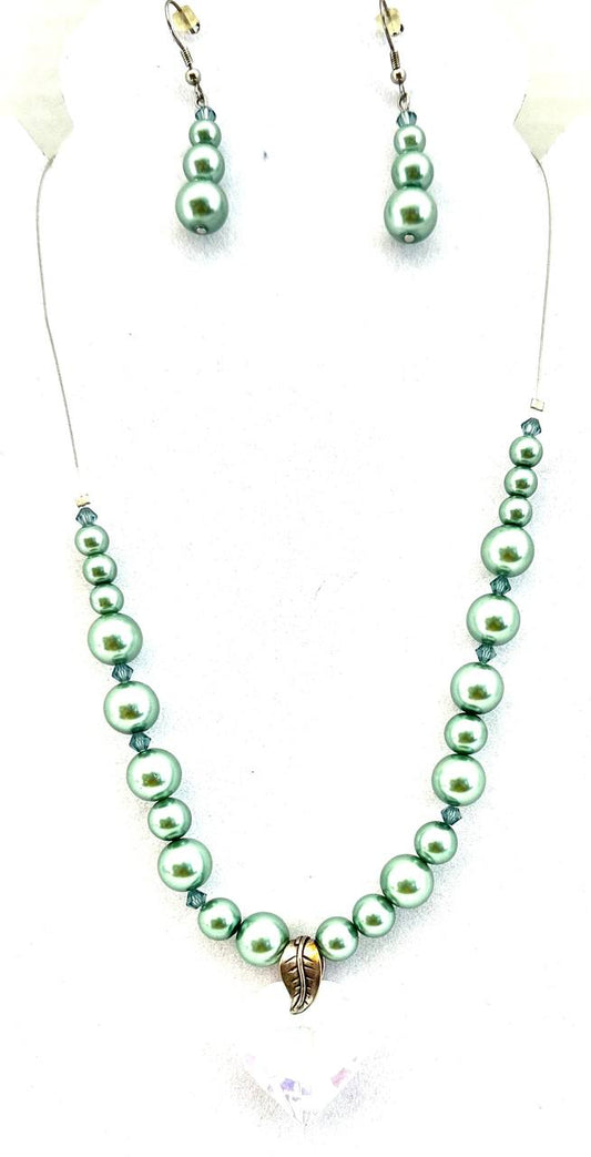 Green 18 in. necklace set Pearls 12